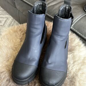 Nine West Lola Lug sole Chelsea Rain boots navy blue 9 M pull on